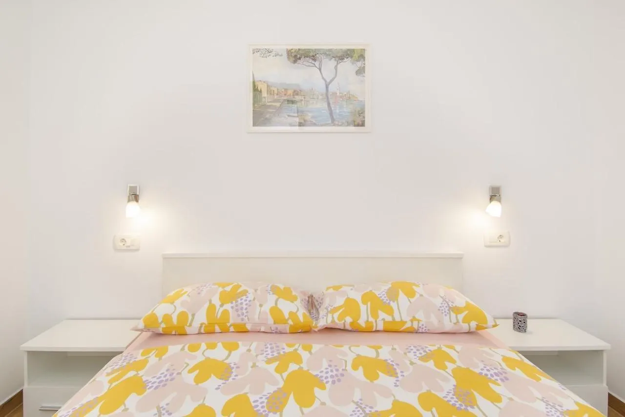 Apartment Bruneta 2 With Terrace Tar-Vabriga Croatia