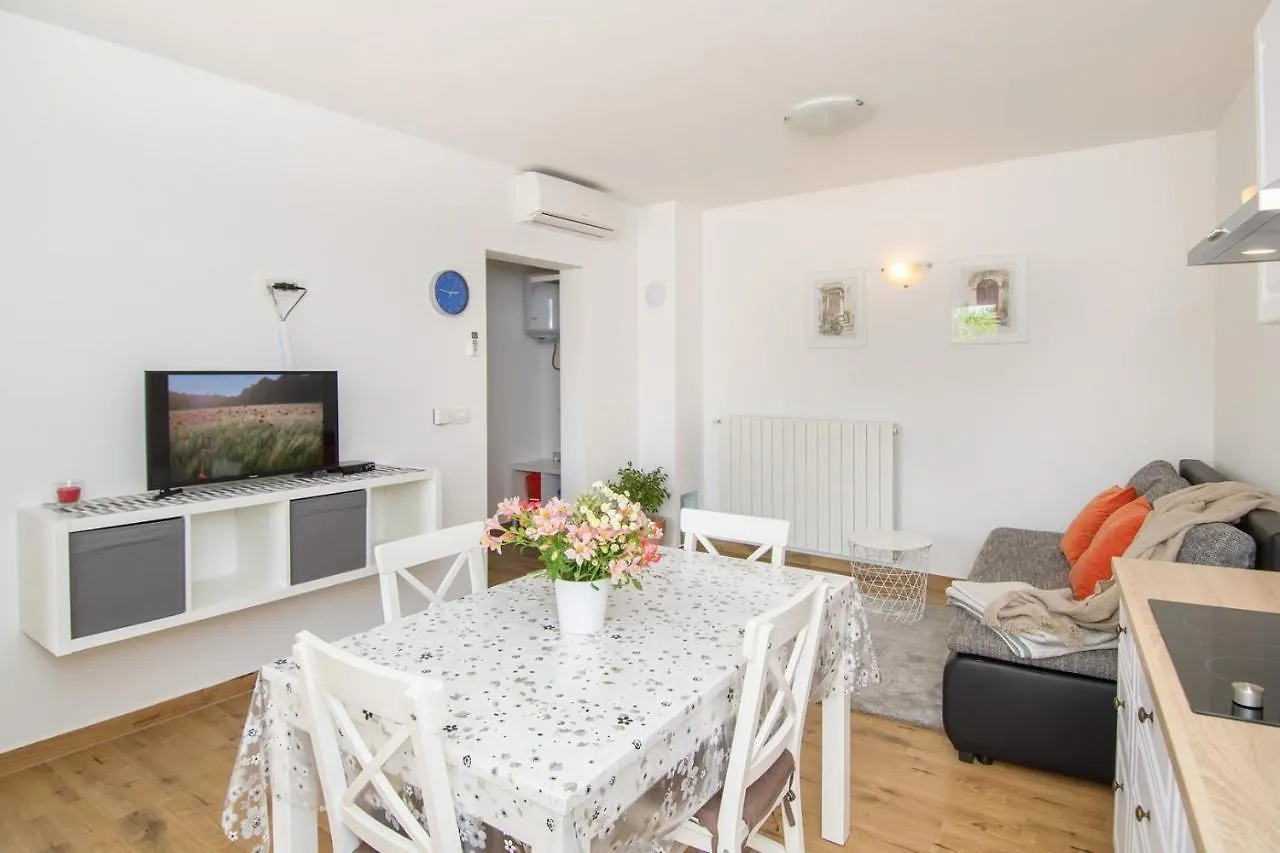 Apartment Bruneta 2 With Terrace Tar-Vabriga