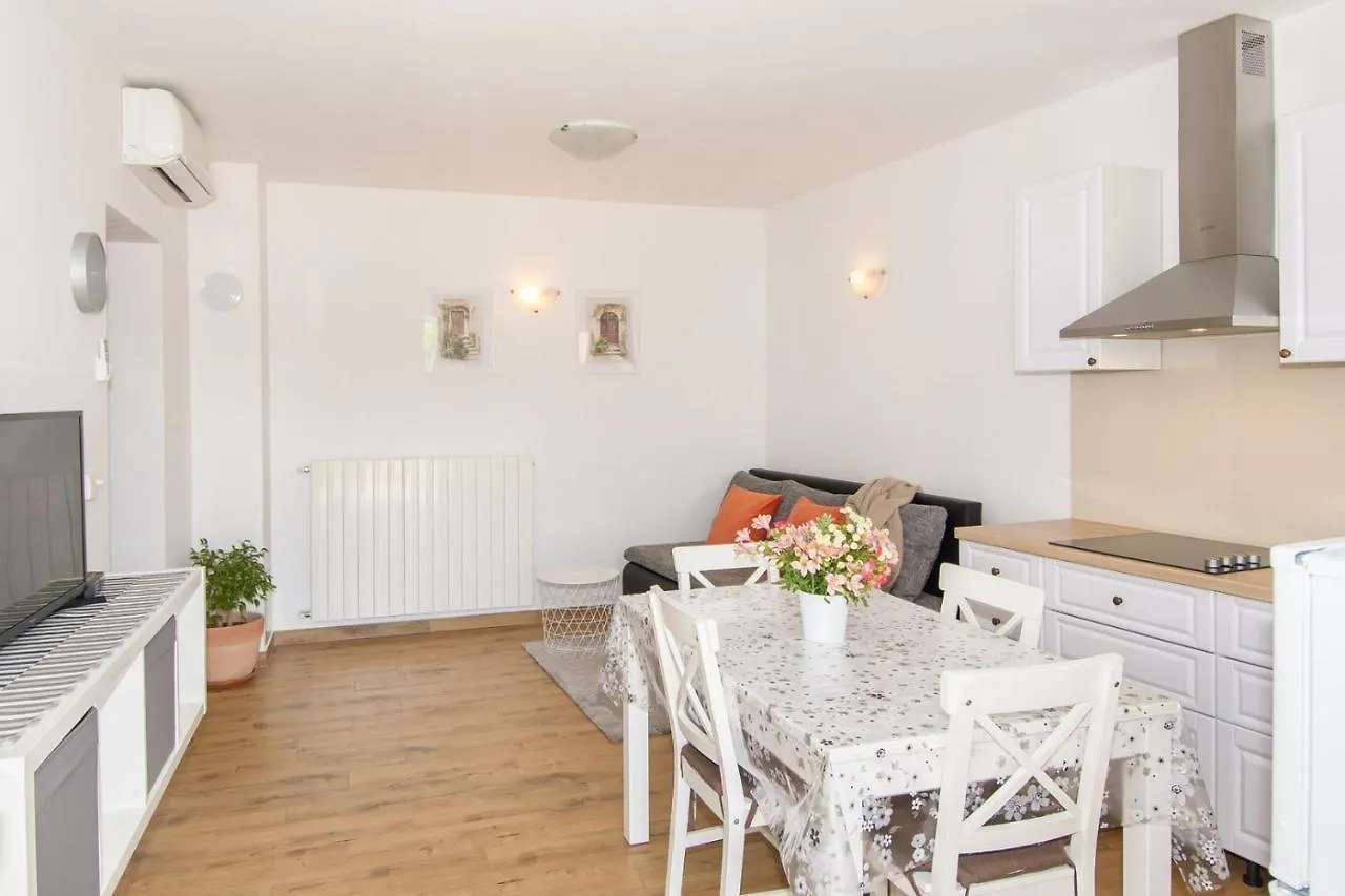 Apartment Bruneta 2 With Terrace Tar-Vabriga 0*,